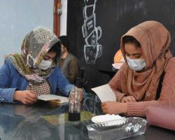 Taliban, Artis Perempuan Tak boleh, Jurnalis Perempuan Wajib Berhijab