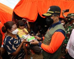 Kepala BNPB, Mayjen TNI Suharyanto Kunjungi 5 Titik Banjir di Kalimantan 