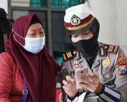 Polresta Mojokerto Edukasi Aplikasi Peduli Lindungi Kepada Calon Penumpang Kereta Api
