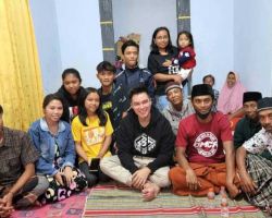 Berbagi dengan Korban Semiru, Baim Wong Juga Bertemu Keluarga Rumini