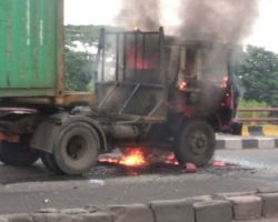 Terjadi Kecelakaan Truk Terbakar di Jalan Raya Trosobo Sidoarjo