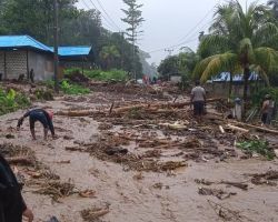 Curah Hujan Tinggi Picu Banjir dan Longsor yang Menimpa 2 Unit Rumah di Papua