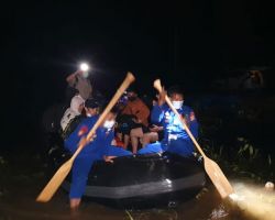 Terdampak Banjir, Tim SAR Ditpolairud Evakuasi Masyarakat Kelurahan Kuala Kuayan Kalteng