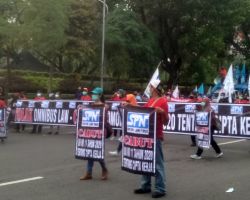 Datangi Balai Kota Surabaya, Buruh Ancam Lakukan Demo Lebih Besar