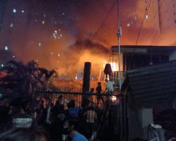 Pemukiman Warga Jalan Swadaya Jakarta Terbakar, 21 Unit Mobil Damkar Dikerahkan 