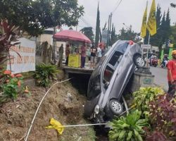 Rem Blong, Mobilio di Karanganyar Banting Haluan lalu Nyungsep ke Parit