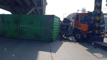 Truk Kontainer di Tol Koja Barat Jakarta Utara Hantam Pembatas Jalan