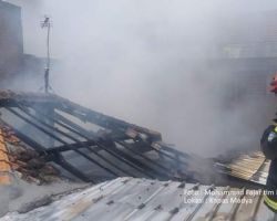 Sebuah Rumah di Kapas Madya Surabaya Terbakar, 12 Unit Damkar Dikerahkan