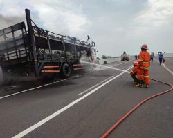Truk Bermuatan Motor di KM 669.400 Tol Nganjuk Terbakar