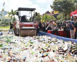 Polda Jatim dan Tokoh Agama Musnahkan Barang Bukti Narkoba dan Miras