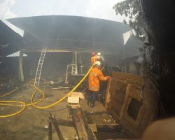 Gudang Furnitur di Jl. Basuki Jakarta Terbakar, 16 Unit Damkar Dikerahkan ke Lokasi