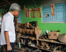 Ganjar Terpana Waktu Kunjungi Rumah Produksi Biola Bambu Mbah Min
