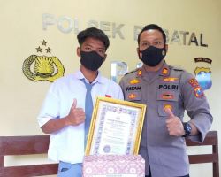Jadi Pioner Program Vaksinasi, Polsek Robatal Berikan Penghargaan Kepada Siswa Az-Zain