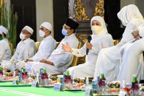 Jatim Bersholawat, Khofifah Sebut Kerja dan Doa Jadi Kekuatan Bangkit dari Pandemi