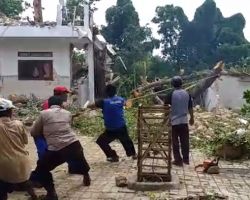 TNI-Polri dan Pemkab Bersihkan Pohon Tumbang di Ponpes Nurul Alam Camplong Sampang