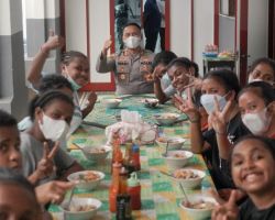 Kapolres Probolinggo Makan Bareng Pelajar Asal Papua