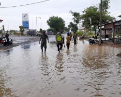Kapolsek Jrengek Basah-basahan Atur Lalu lintas 