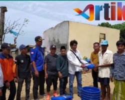 Puting Beliung Sampang, Kapolsek dan PJ Kades Sokobanah Daya Salurkan Sembako