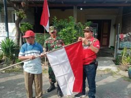Koramil 0830/06 Benowo Bersama Tiga Pilar Bagikan Bendera Merah Putih