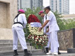 Koarmada II Gelar Upacara Ziarah dan Tabur Bunga