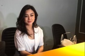 Cemburu dengan Wanita Lain, Dhena Devanka Gugat Cerai Jonathan Frizzy