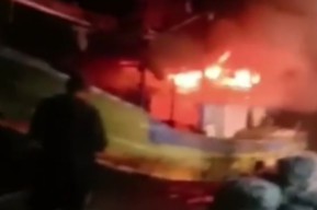 Kapal Penangkap Cumi di Pelabuhan Jongor Tegal Hangus Terbakar