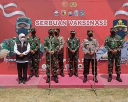 Panglima TNI dan Kapolri Hadiri Vaksinasi Masal di Lapangan THOR Surabaya