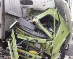 Karena Mengantuk, Dua Truk Hino Adu Banteng di Nganjuk, Kedua Truk Ringsek