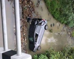 Sebuah Mobil Terjun Bebas ke Dasar Sungai di Blitar, Madukara