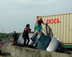 Hati-hati di Jalan, Ada Laka di Tol Kota Semarang, Lalin Sesikit Macet