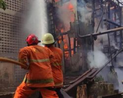 PT. Puninar Jakarta Utara Terbakar, 12 Unit Damkar DKI Dikerahkan