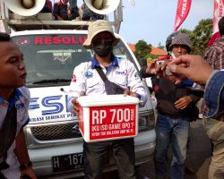 Foto Aksi Aksi Demo Buruh Sumbangkan Gaji ke Pemprov Jatim