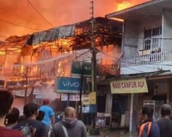Satu Orang Tewas dalam Kebakaran 12 Ruko di Kota Sintang