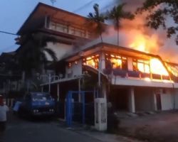 Kebakaran di Kampus Adibuana, 2 Petugas Damkar Cedera, Ini Videonya