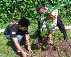 Antisipasi Bencana Banjir, Pak Polisi di Desa Burangkeng Tanam Pohon