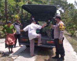 Kesulitan Tansportasi, Polsek Grobogan Jateng Jemput Warga untuk Vaksinasi