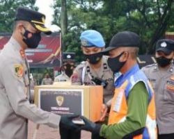 Kapolres Malang Beri Penghargaan Penjaga Perlintasan Kereta Api