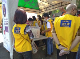 Lions Club Aksi Nyata Berbagi Makanan Gratis di Depan Hotel Ibis Surabaya