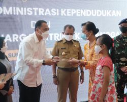 Pemkot Surabaya Serahkan Dokumen Adminduk dan Tali Asih Bagi Keluarga KRI Nanggala 402