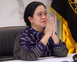 Unesa Anugerahi Widya Wiyata Samya pada Ketua DPR RI Puan Maharani 