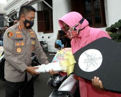 Kapolretabes Surabaya Berikan Motor pada Para Pemenang Doorprize