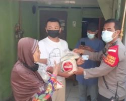Polsek Beji Berikan Bantuan Kepada Warga Terdampak PPKM