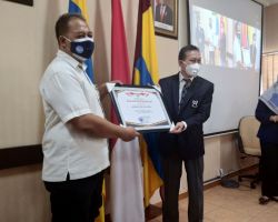 Direktur Pascasarjana Unair Serahkan Awards Siaran Radio Berjejaring Terbaik Jawa Timur