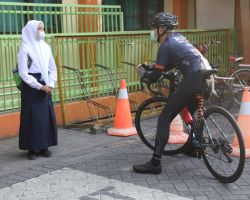 Dapat Sepeda dari Ganjar, Annisa Siswa SMPN 38 Semarang Girang