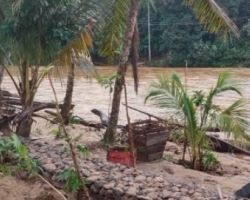 Masyarakat Kabupaten Kampar Bersihkan Sampah Pasca Banjir Bandang 