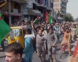 Biadab! Taliban Cegah Pengungsi dengan AK47