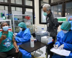 Ganjar Hadir Dampingi Buruh yang Takut Divalsin