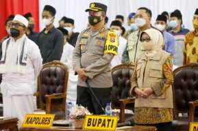 Jokowi Hadiri Vaksinasi Ribuan Santri dan Pengurus Ponpes di Jombang