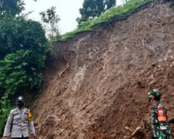 Polres Enrekang Pantau Daerah Rawan Longsor di Desa Salukanan