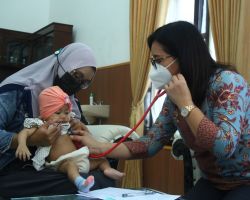 Tim Dokter Unair Screening Ratusan Anak Penderita PJB di Lumajang